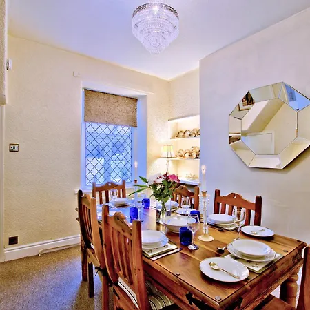 Laburnum Cottage, Ingleton Village Centre, Yorkshire Dales, Near Lake District, Pet Friendly, Off Road Parking Holiday home *