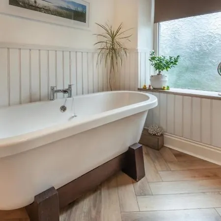 بيت للعطل Labernum Cottage, Village, Yorkshire Dales National Park, Famous Three Peaks, Near The District, Pets Are Welcome, Direct Parking In Front Of The & Guest Parking *