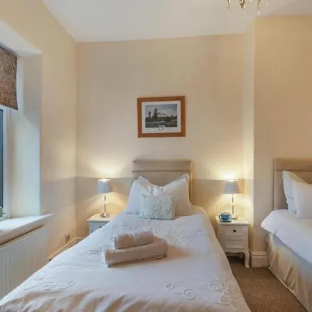 Labernum Cottage, Village, Yorkshire Dales National Park, Famous Three Peaks, Near The District, Pets Are Welcome, Direct Parking In Front Of The & Guest Parking بيت للعطل