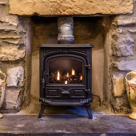 بيت للعطل Labernum Cottage, Village, Yorkshire Dales National Park, Famous Three Peaks, Near The District, Pets Are Welcome, Direct Parking In Front Of The & Guest Parking